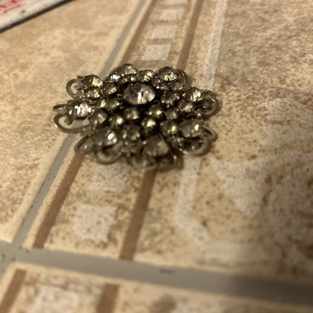Floral‎ Style Art Deco Rhinestone Silver Tone Brooch Pin